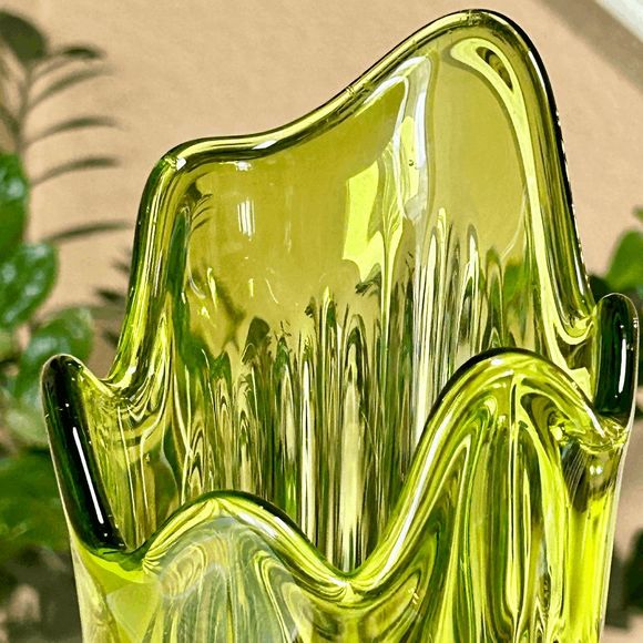 Vintage L.E. Smith 20” Green Simplicity Ribbed Swung Glass Vase Fat Bottom - Picture 4 of 9